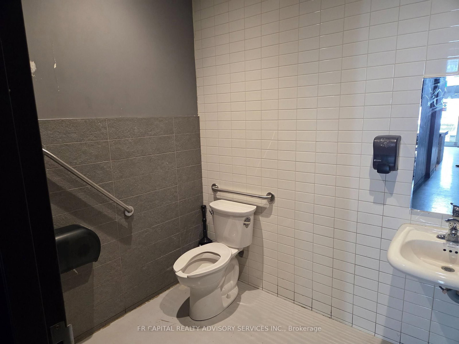 1814 Simcoe Street N, Unit 4 - Photo 15