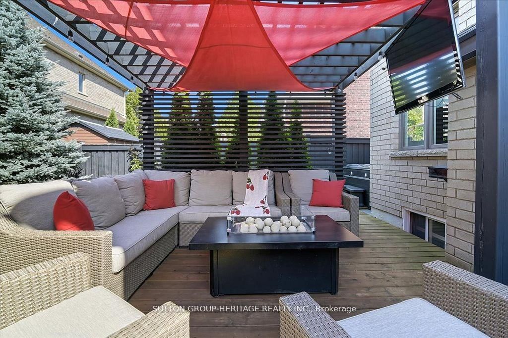 Detached House for sale at 22 Glengowan Street, Whitby, Ontario, L1R 0K9 - Taunton North - MLS: E12782204