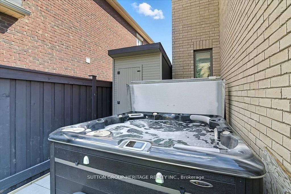 Detached House for sale at 22 Glengowan Street, Whitby, Ontario, L1R 0K9 - Taunton North - MLS: E12782204