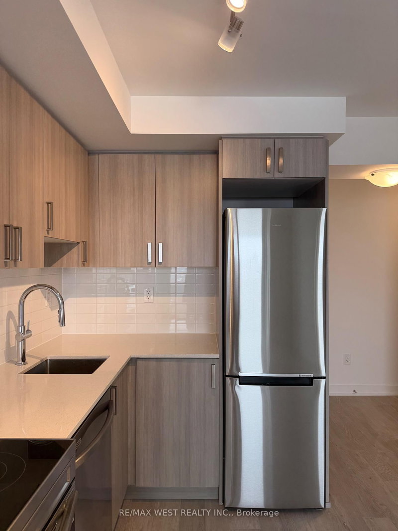 1112 - 1010 Sandy Beach Rd, Pickering, L1W 3V9 | Image 3