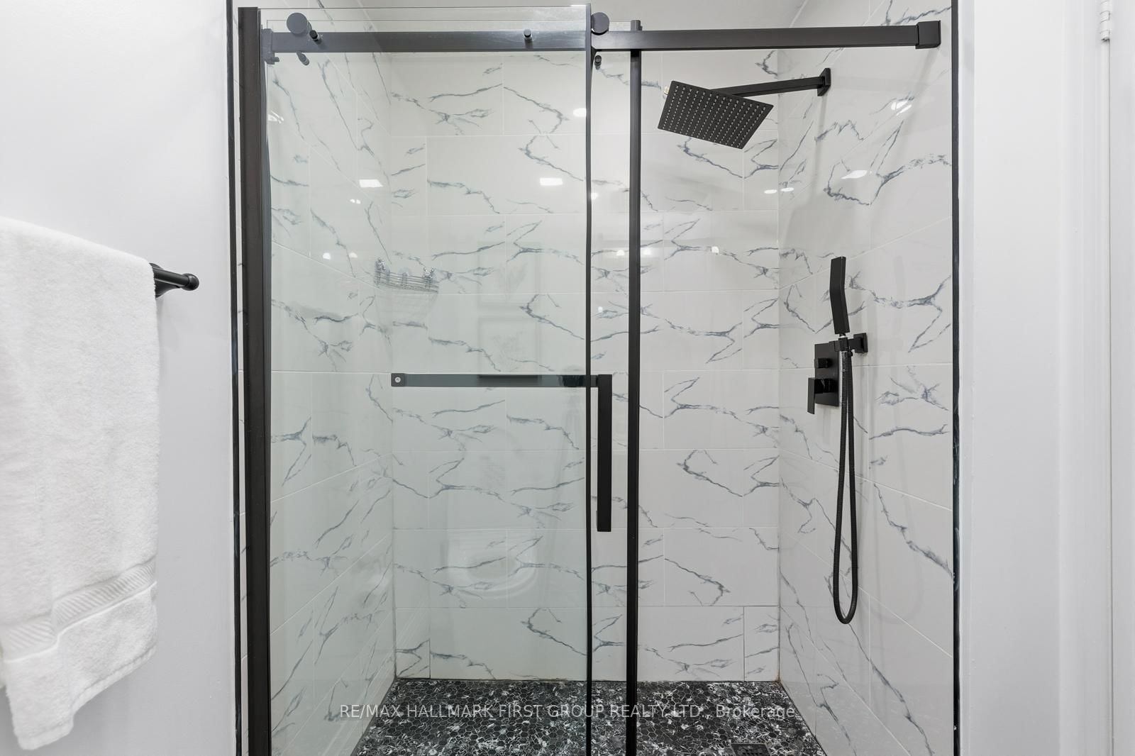 Townhouse for sale at 52 Playfair Road, Whitby, Ontario, L1N 9S6 - Downtown Whitby - MLS: E12791134