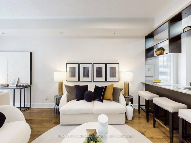 Th47 - 315 Village Green Square