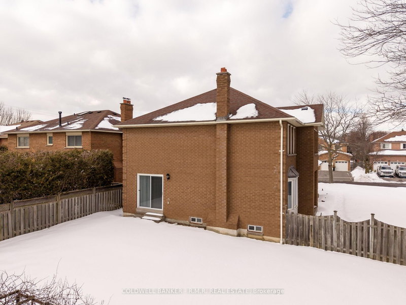 11 Foster Cres, Whitby, L1R 1W1 | Image 2