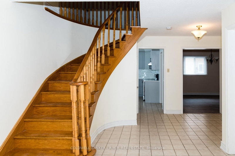 11 Foster Cres, Whitby, L1R 1W1 | Image 3