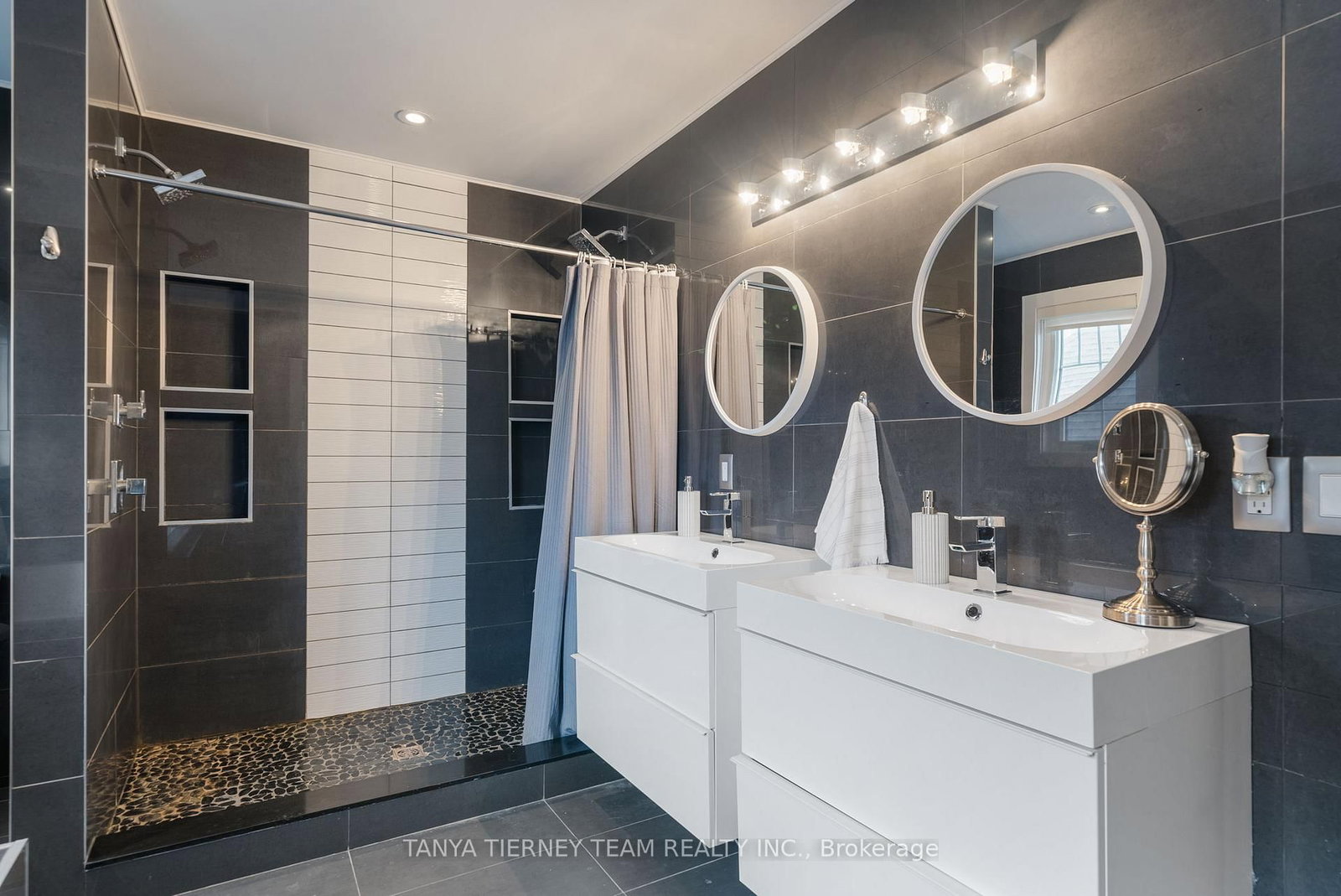 Detached House for sale at 1 Centre Street, Whitby, Ontario, L1M 1C1 - Brooklin - MLS: E12799704