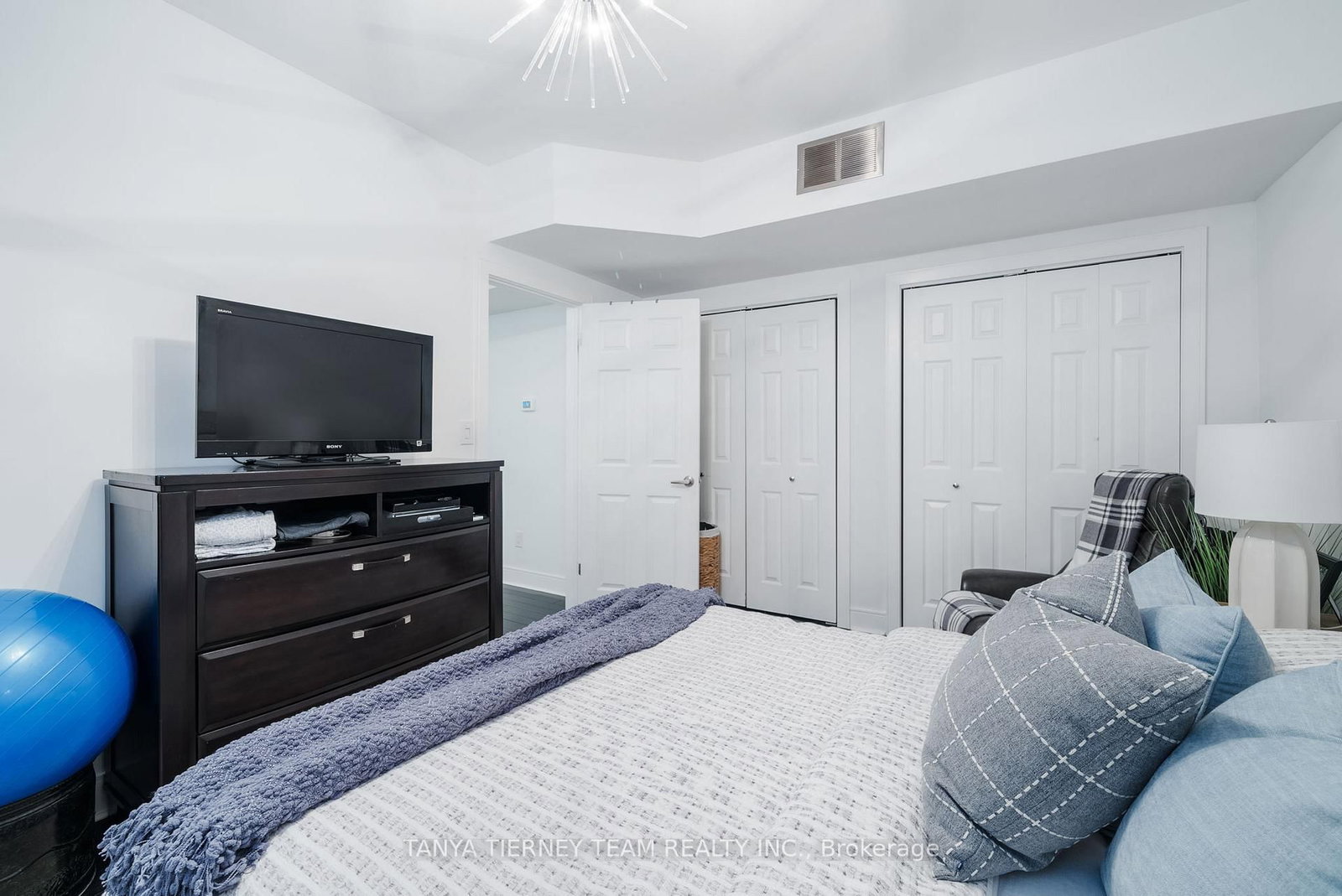 Detached House for sale at 1 Centre Street, Whitby, Ontario, L1M 1C1 - Brooklin - MLS: E12799704