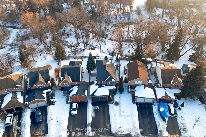 9 Royal Pines Crt, Clarington, L1C 4P4 | Image 2