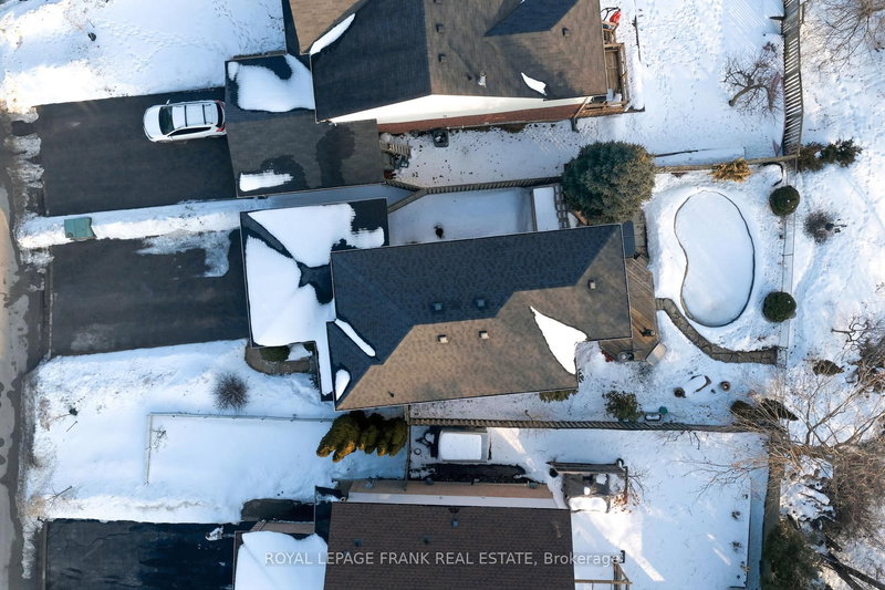 9 Royal Pines Crt, Clarington, L1C 4P4 | Image 3