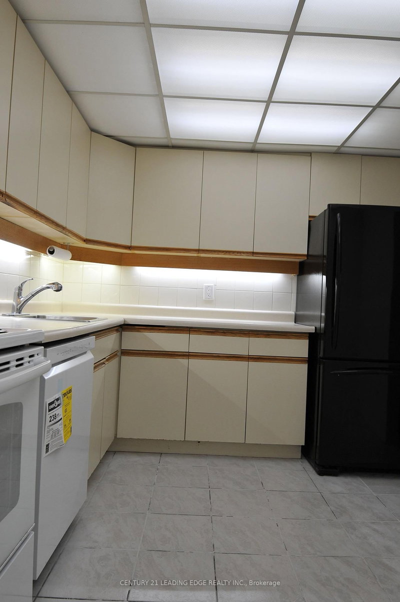 B - 1013 Pape Ave, Toronto, M4K 3V8 | Image 2