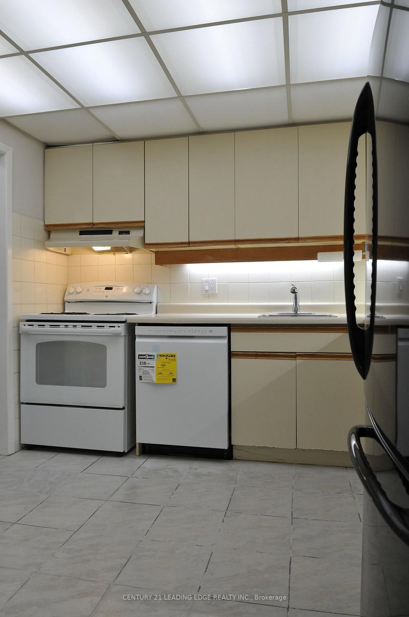 B - 1013 Pape Ave, Toronto, M4K 3V8 | Image 3