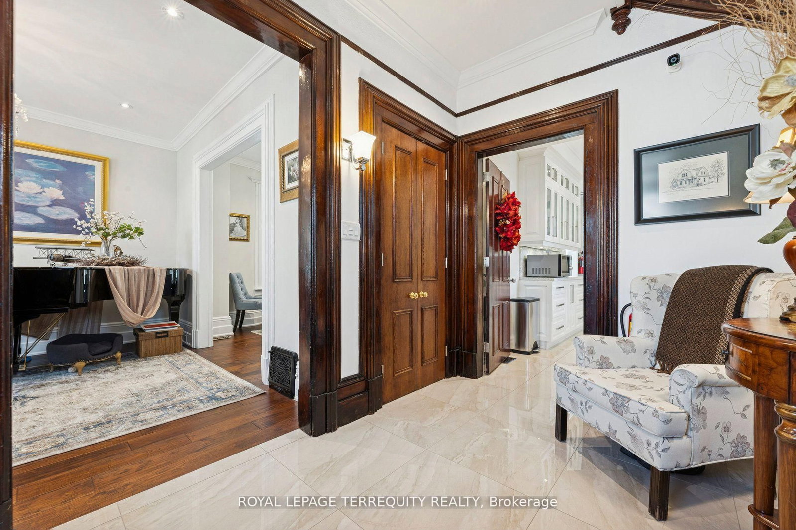 567 Kingston Road W - Photo 8