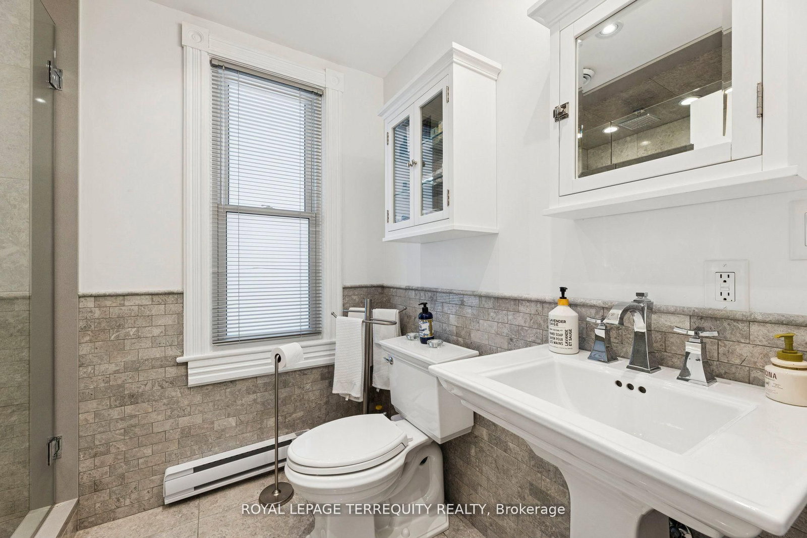 567 Kingston Road W - Photo 35