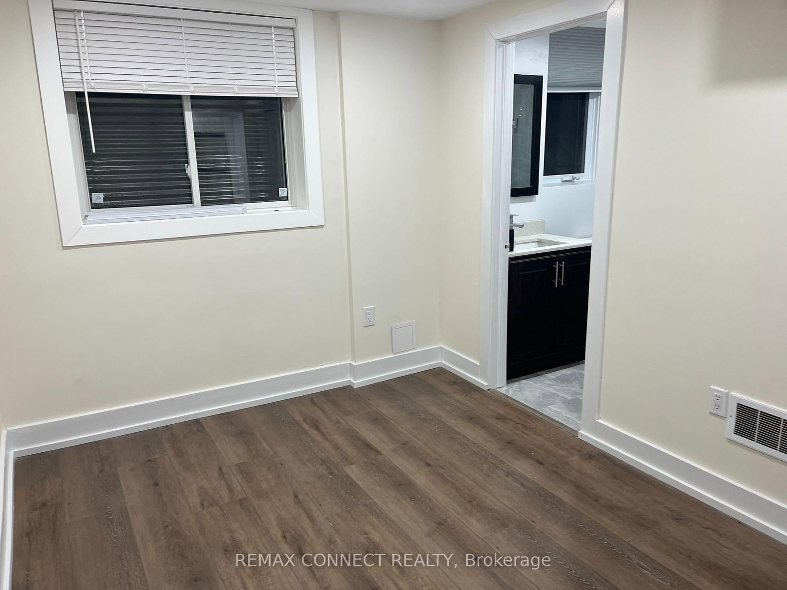 1394 Largo Crescent, Unit Lower - Photo 10