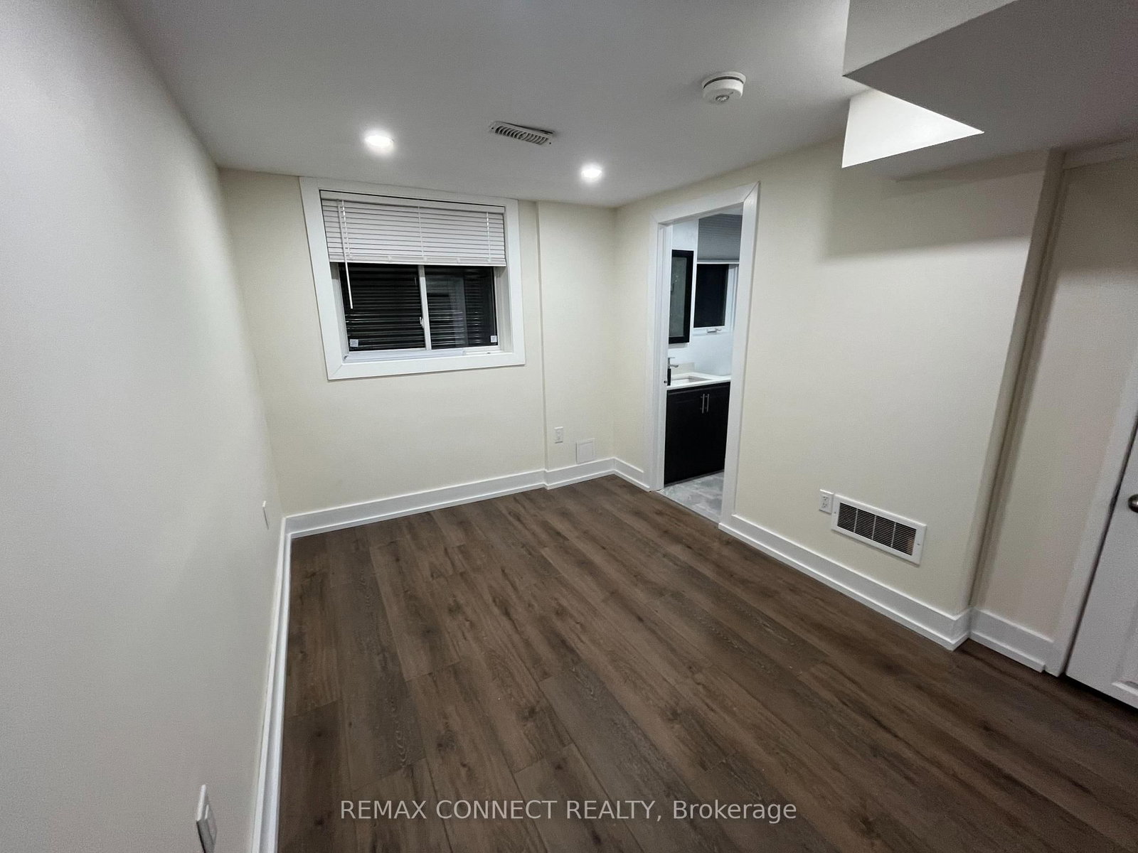 1394 Largo Crescent, Unit Lower - Photo 11