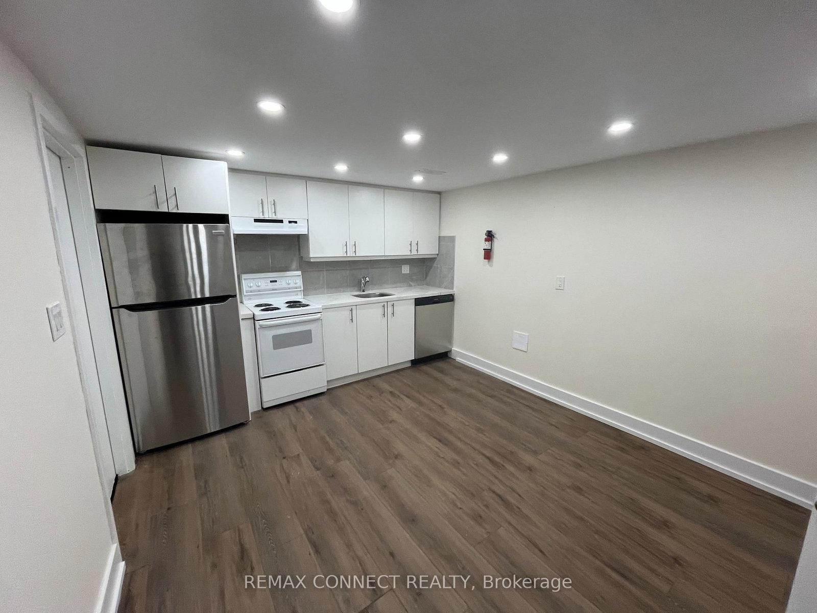 1394 Largo Crescent, Unit Lower - Photo 12