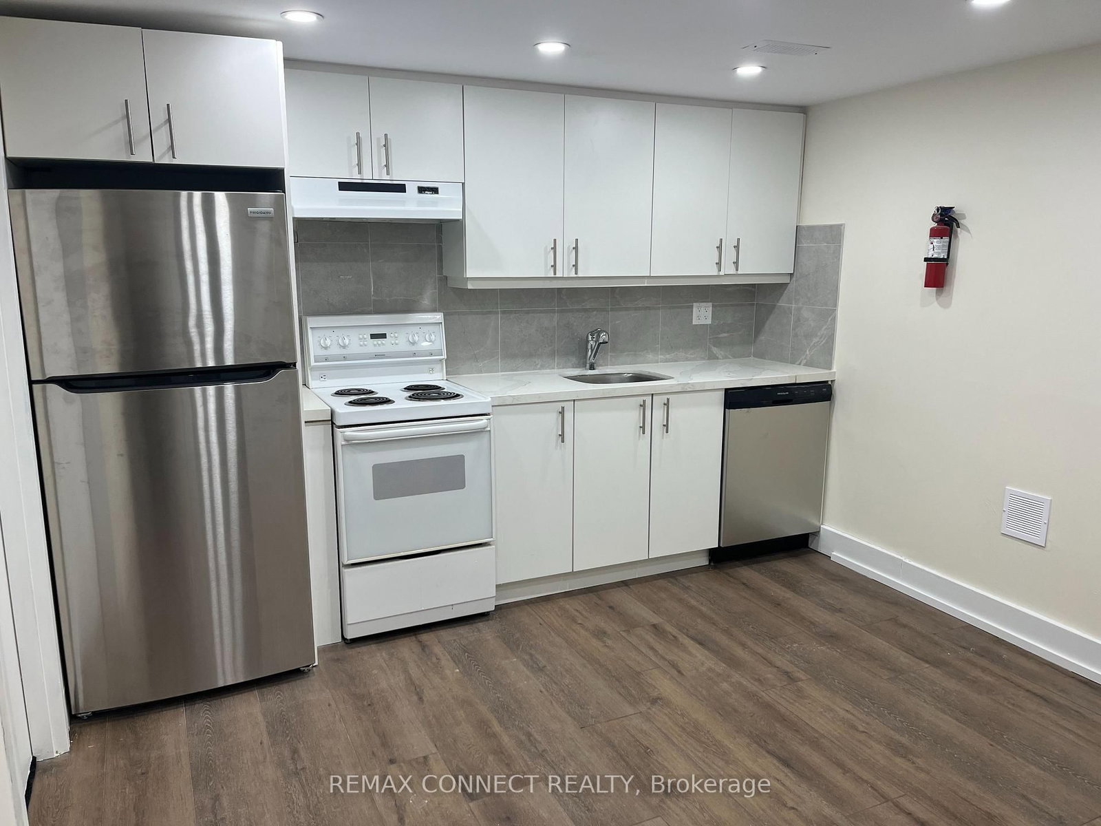 1394 Largo Crescent, Unit Lower - Photo 13