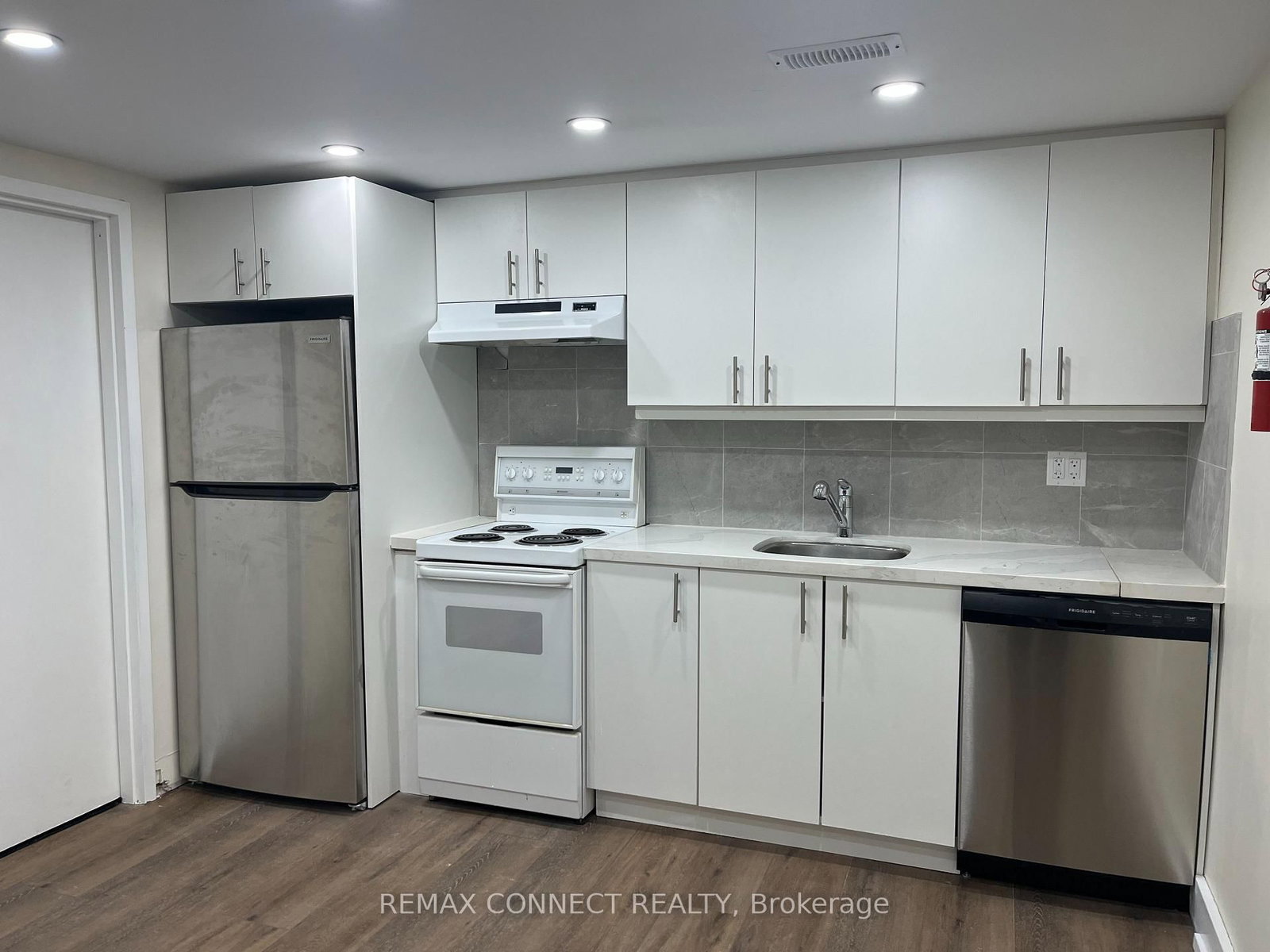 1394 Largo Crescent, Unit Lower - Photo 15