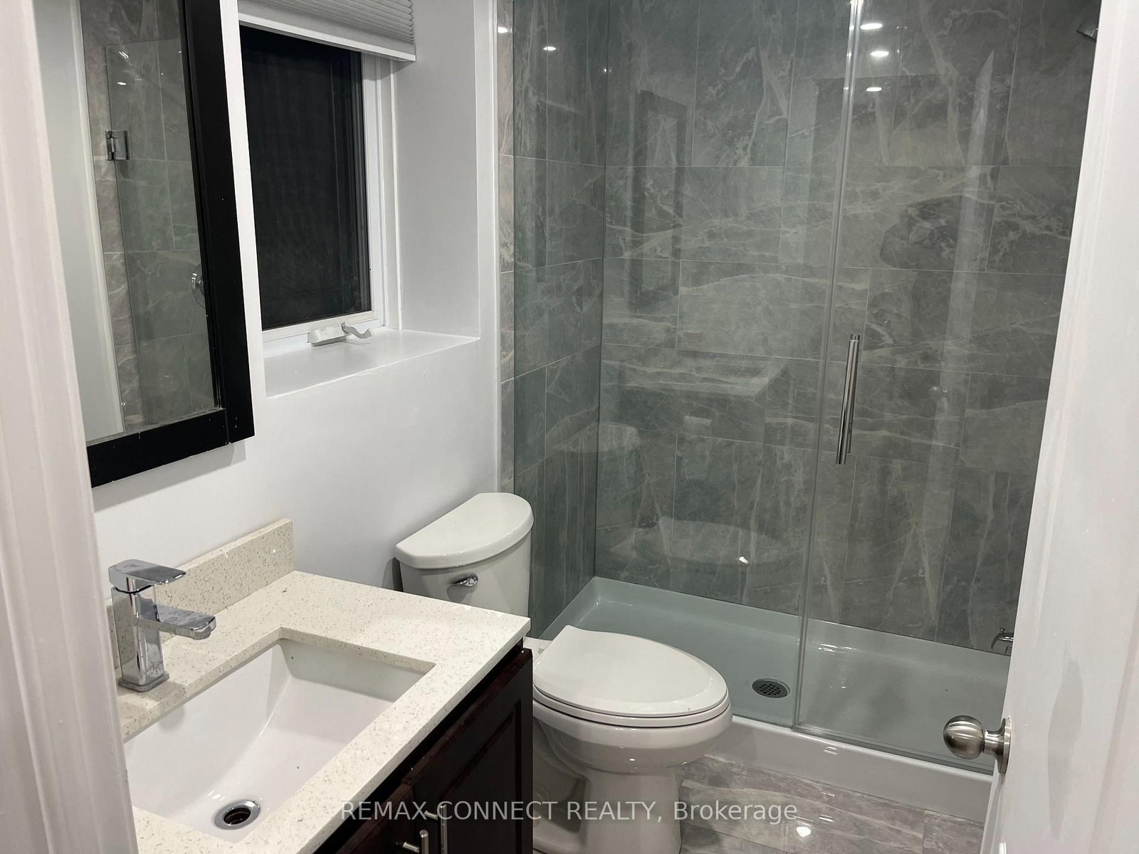 1394 Largo Crescent, Unit Lower - Photo 2