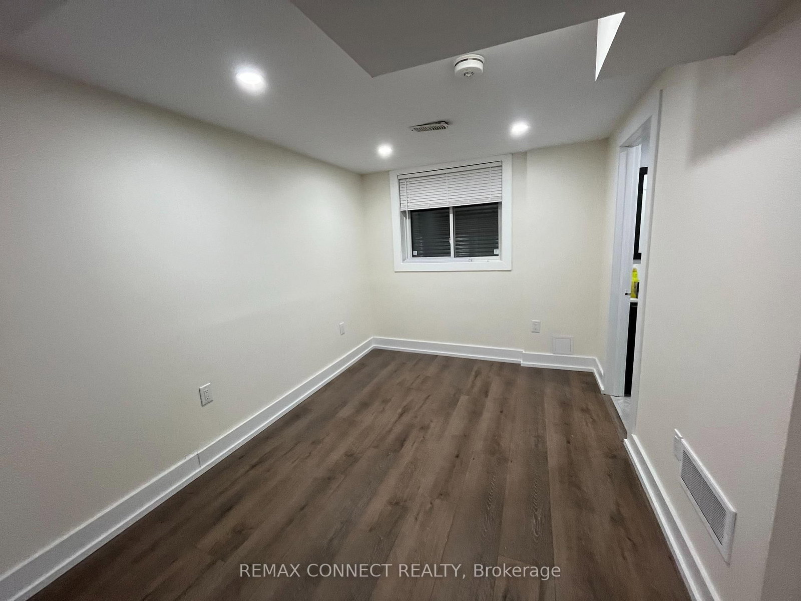 1394 Largo Crescent, Unit Lower - Photo 8