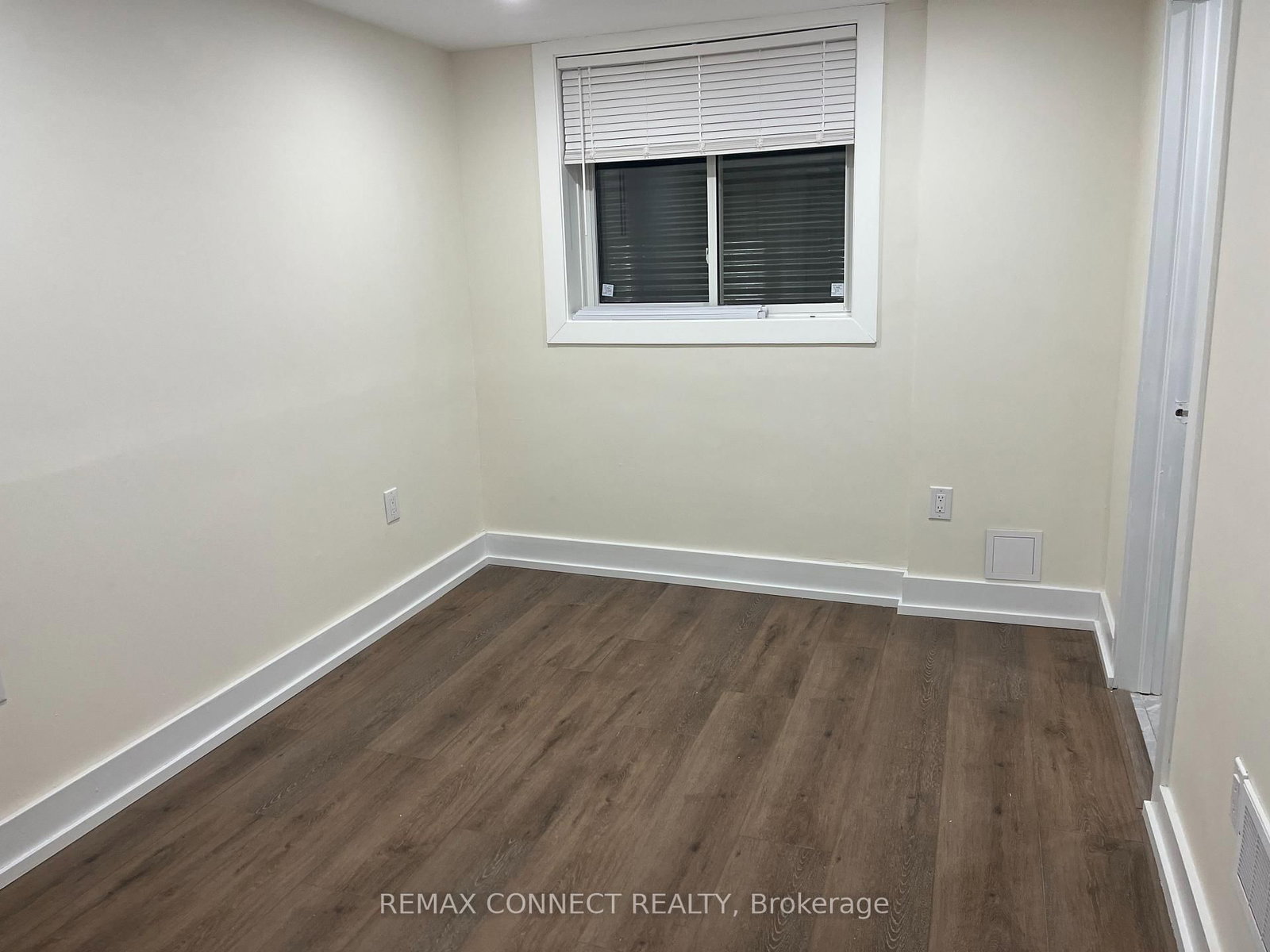 1394 Largo Crescent, Unit Lower - Photo 9