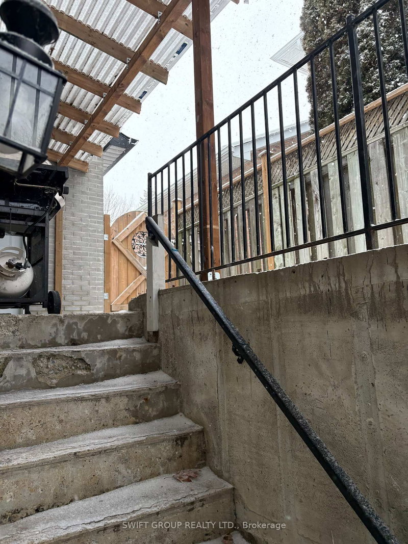 B - 31 Irwin Dr N, Whitby, L1N 9B8 | Image 3