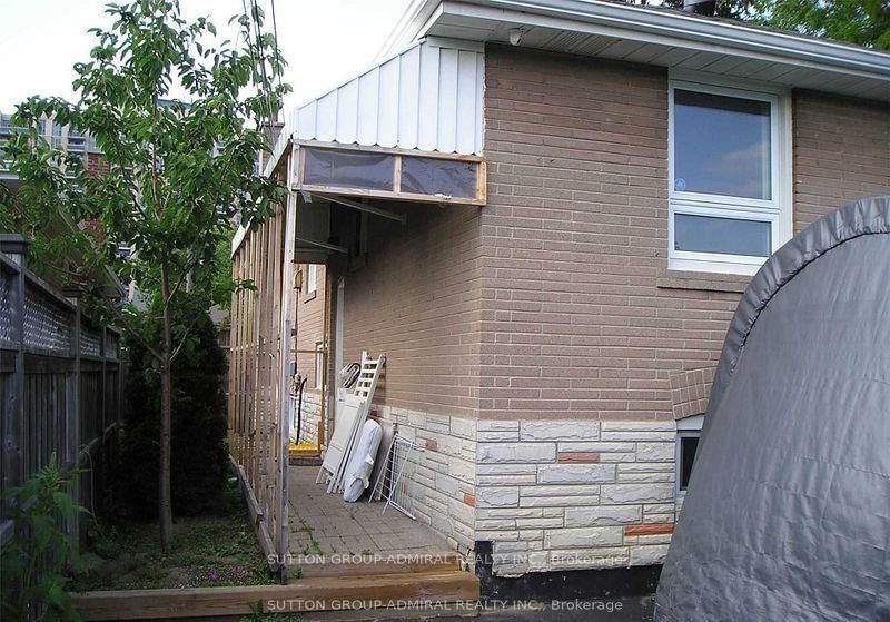 Lower - 25 Arbutus Cres, Toronto, M1P 1W8 | Image 2