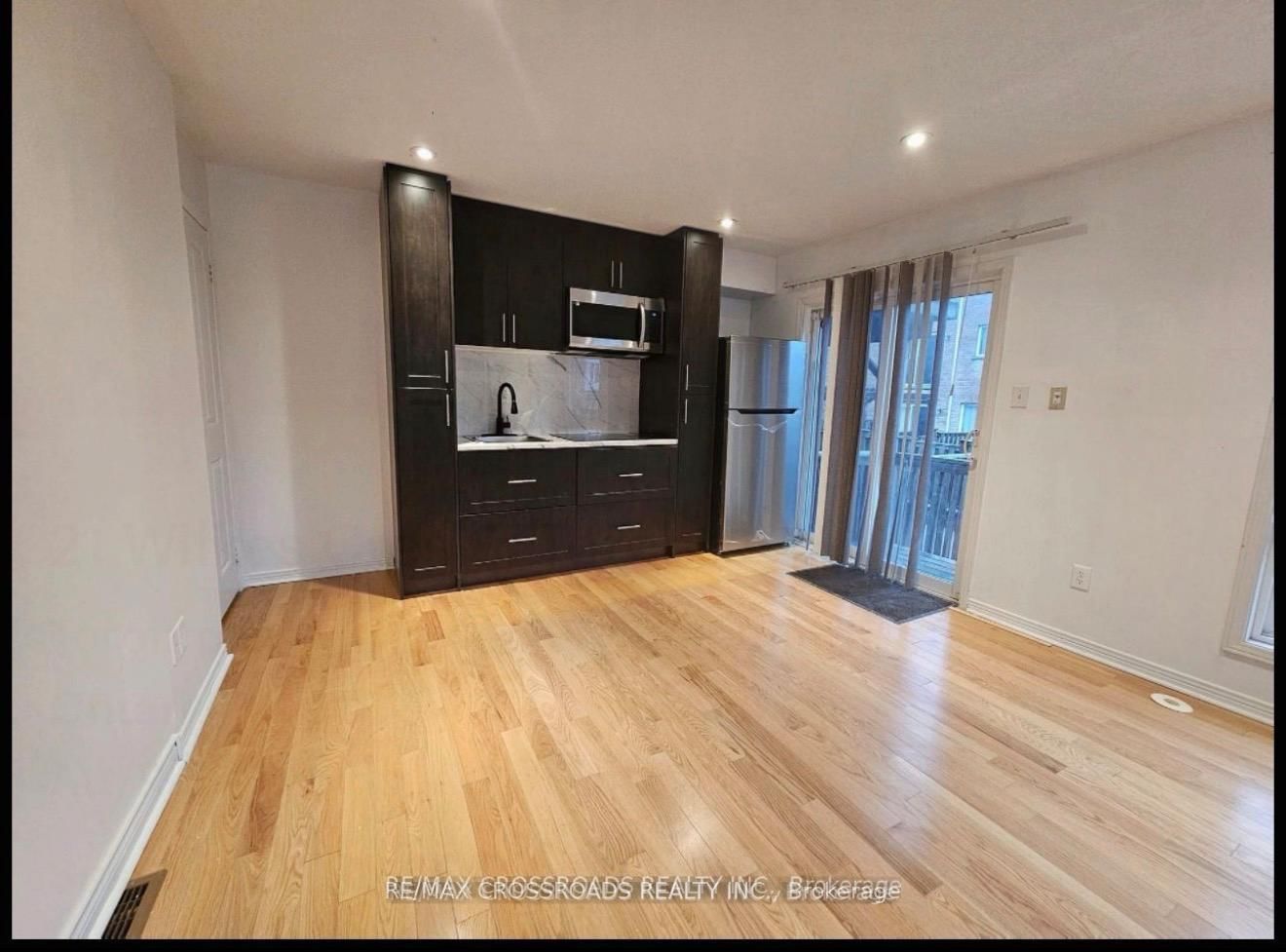 21 Wilkes Crescent E - Photo 2