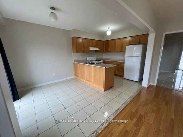 32 Puttingedge Dr, Whitby, L1R 0H7 | Image 3