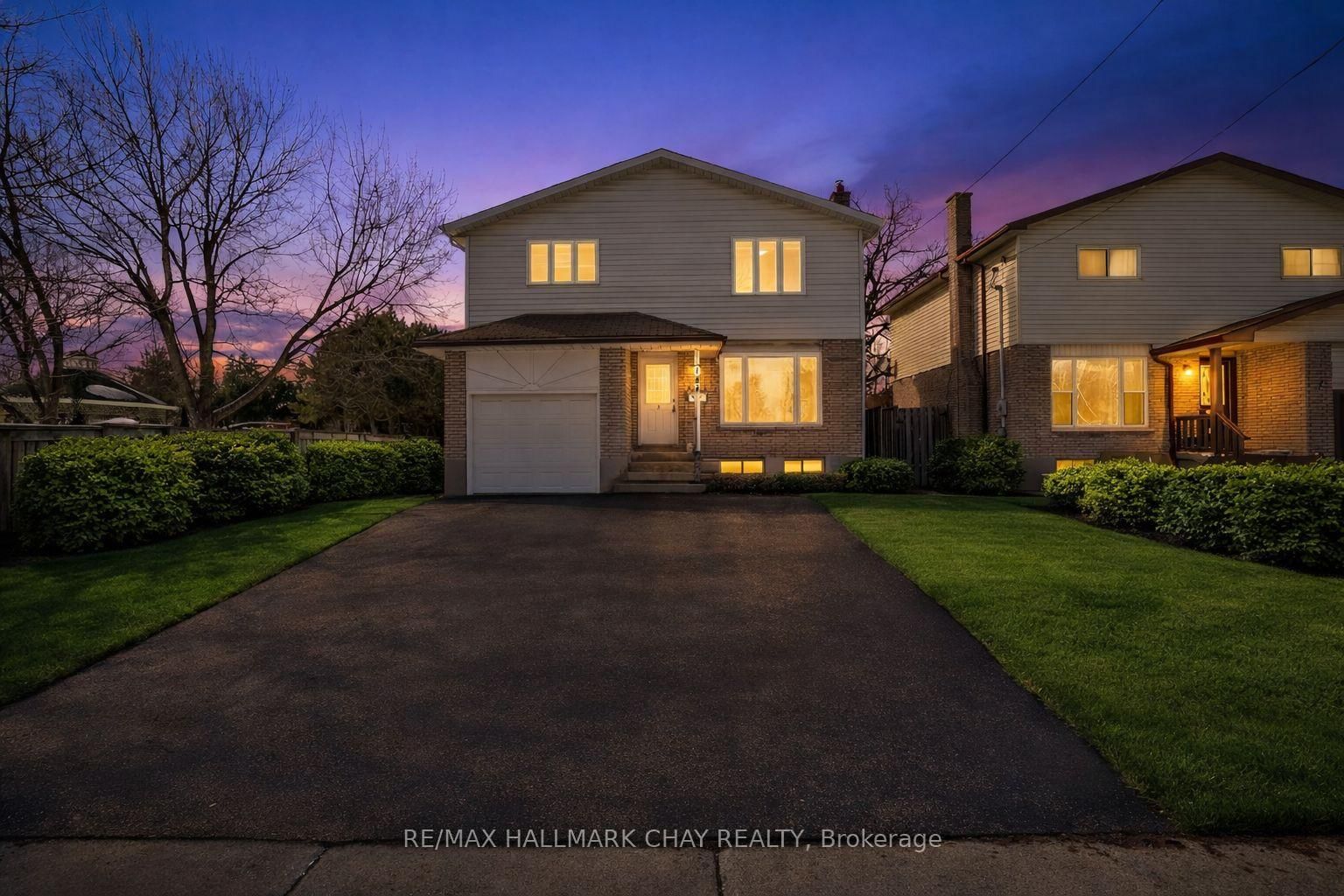 Detached House for sale at 704 Brock Street, Whitby, Ontario, L1N 4L2 - Downtown Whitby - MLS: E12824254