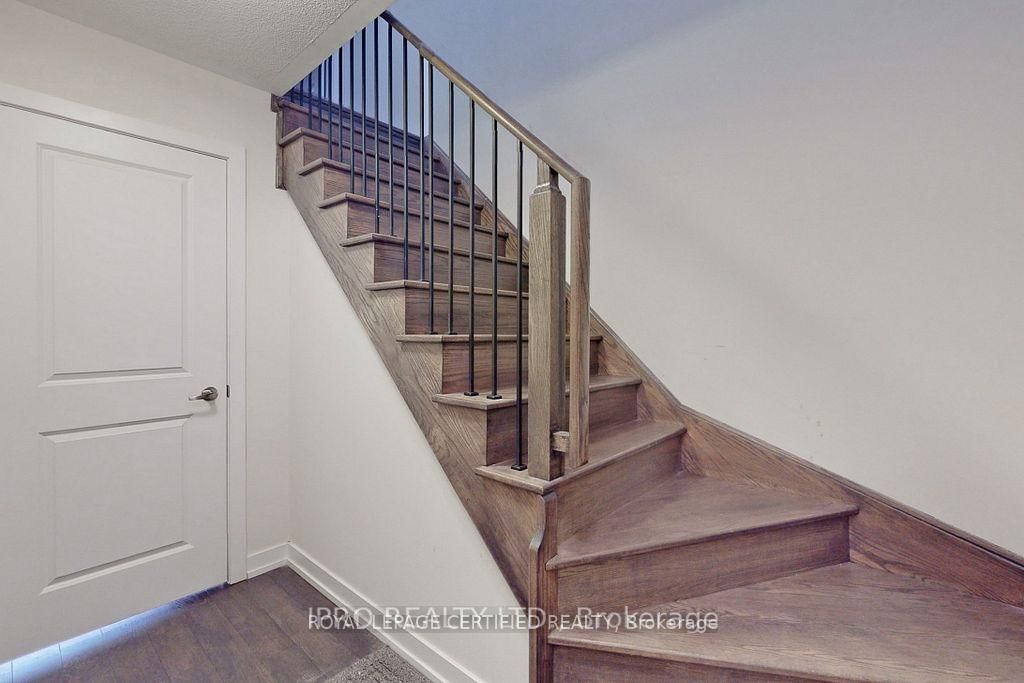 Townhouse for sale at 2614 Castlegate Crossing, Pickering, Ontario, L1X 0H9 - Duffin Heights - MLS: E12825262