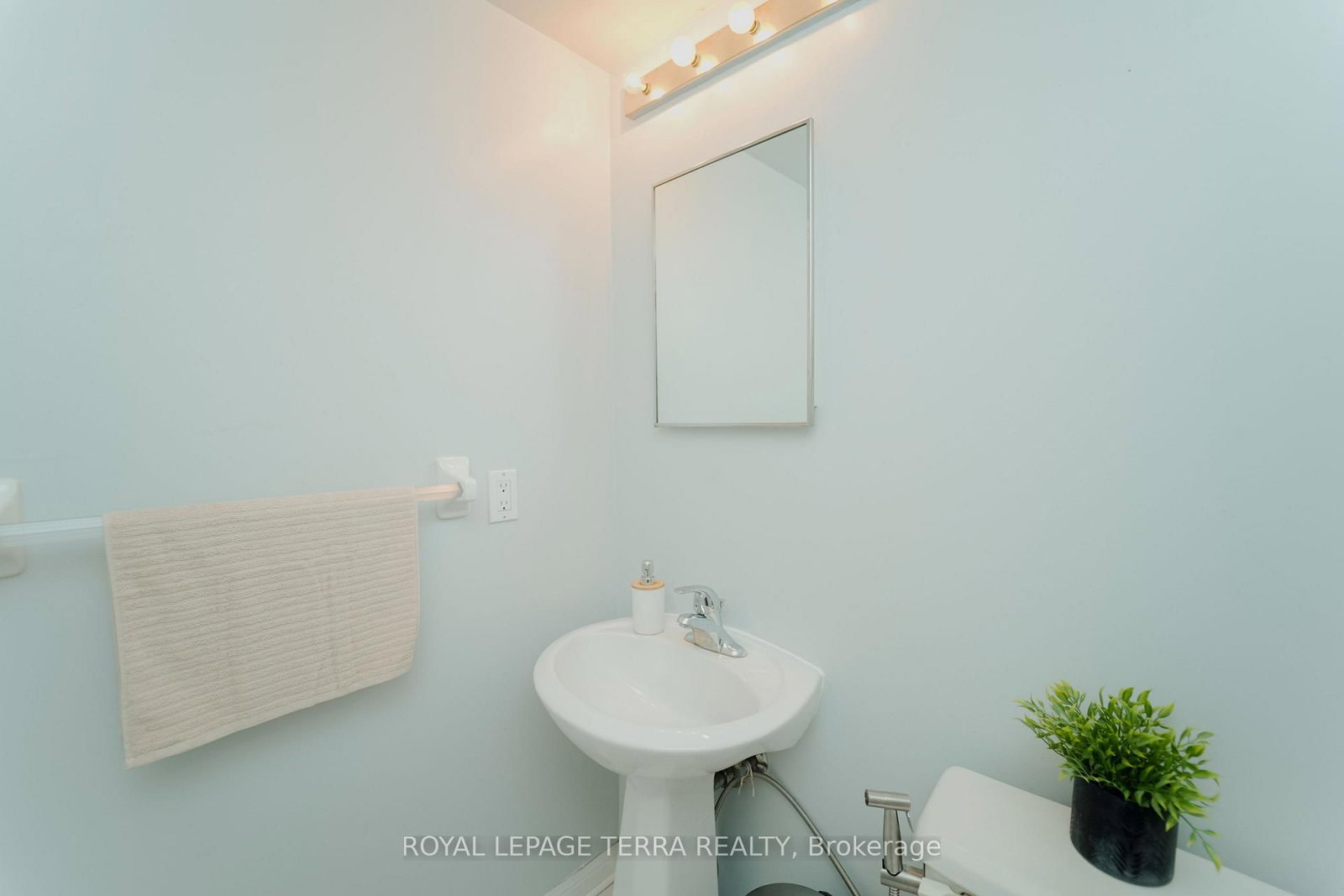 Townhouse for sale at 702-1400 The Esplanade, Pickering, Ontario, L1V 6V2 - Town Centre - MLS: E12829490