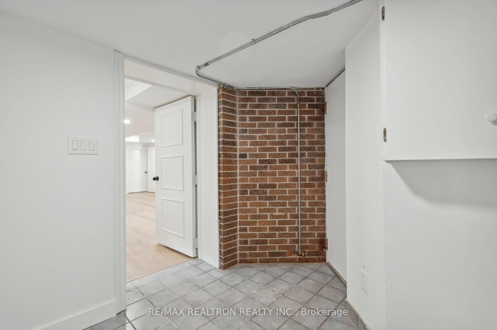 Detached House for lease at Lower-6 Woodvale Crescent, Toronto, Ontario, M4C 5N5 - East York - MLS: E12832086