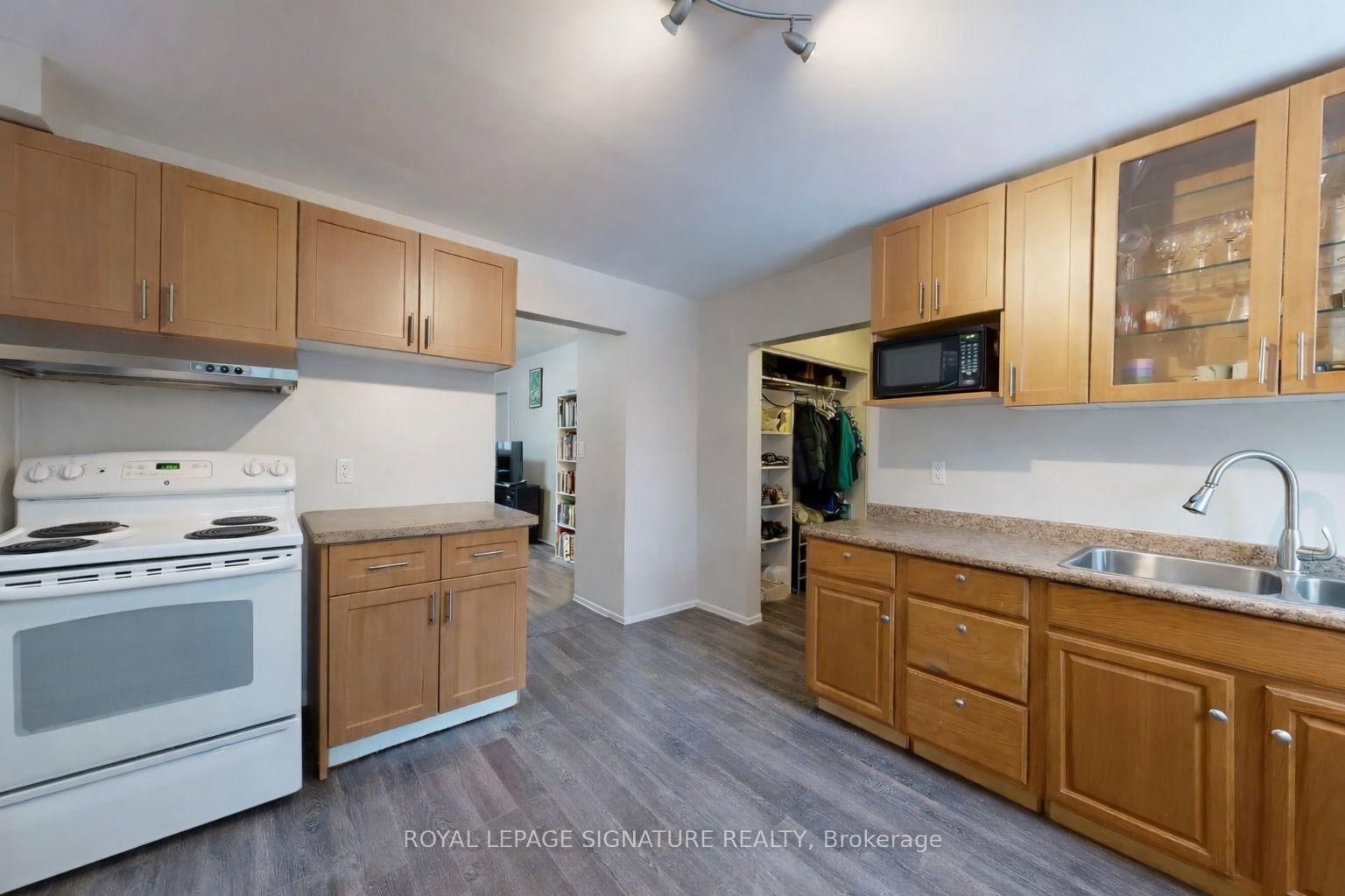 Detached House for lease at Main-117 Hampton Avenue, Toronto, Ontario, M4K 2Z2 - North Riverdale - MLS: E12839096