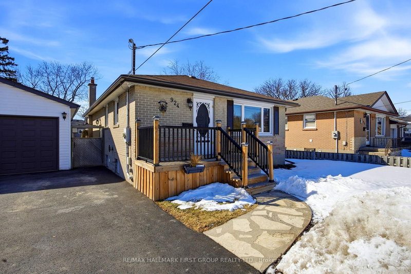 924 McCullough Dr, Whitby, L1N 1C6 | Image 2