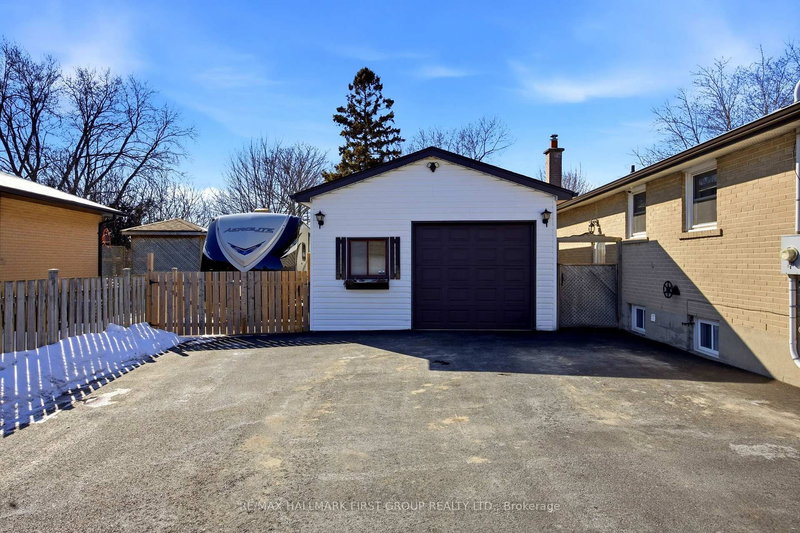 924 McCullough Dr, Whitby, L1N 1C6 | Image 3