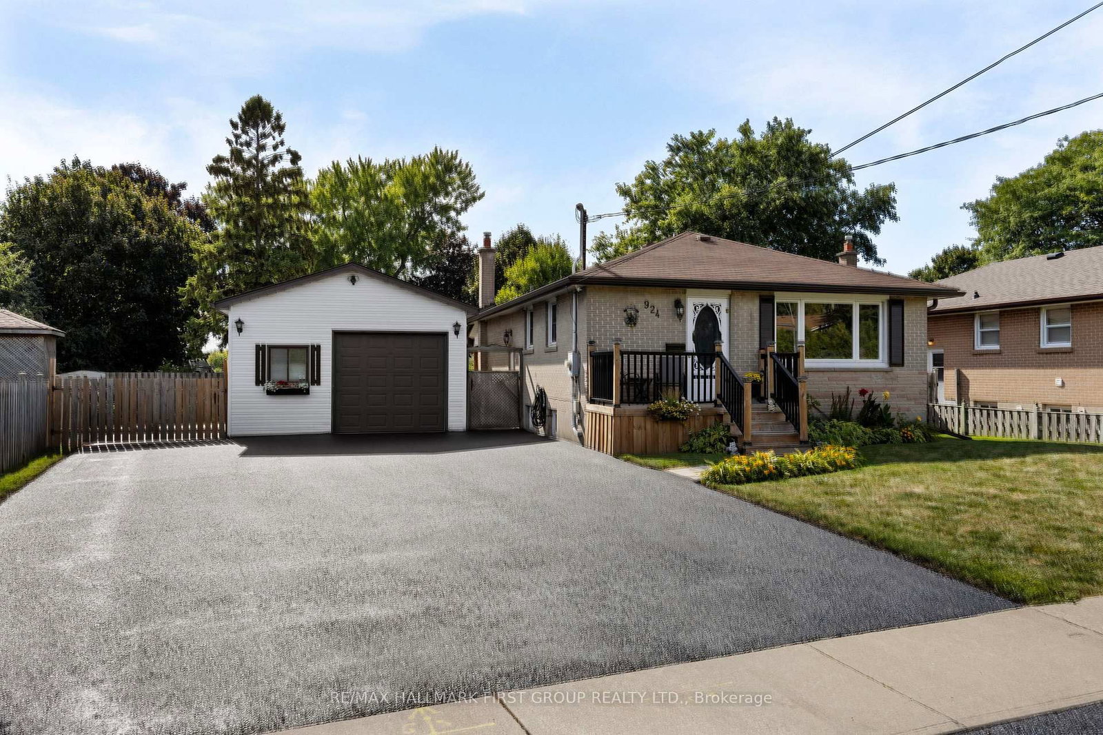 Detached House for sale at 924 McCullough Drive, Whitby, Ontario, L1N 1C6 - Downtown Whitby - MLS: E12853050