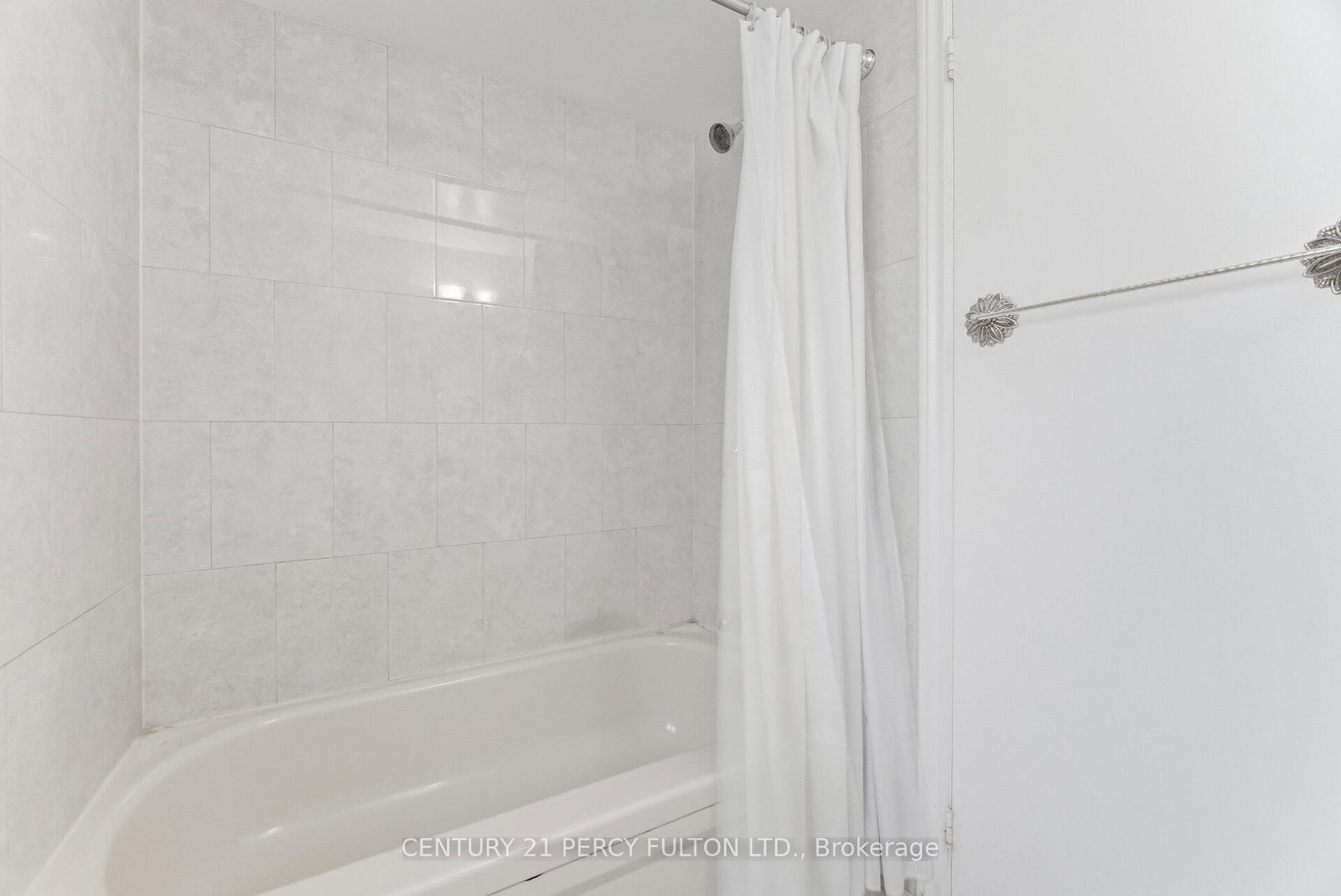 Detached House for sale at 782 Aspen Road, Pickering, Ontario, L1V 3S3 - Amberlea - MLS: E12855156