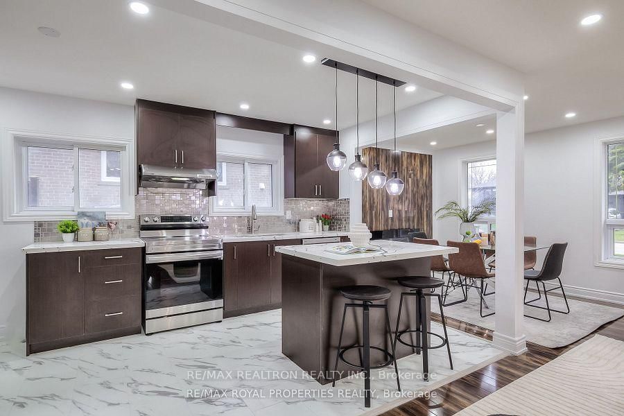 Detached House for sale at 802 Modlin Road, Pickering, Ontario, L1W 1V3 - Bay Ridges - MLS: E12867156