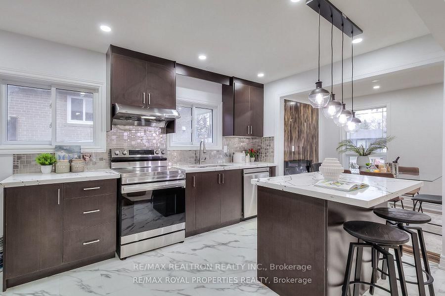 Detached House for sale at 802 Modlin Road, Pickering, Ontario, L1W 1V3 - Bay Ridges - MLS: E12867156