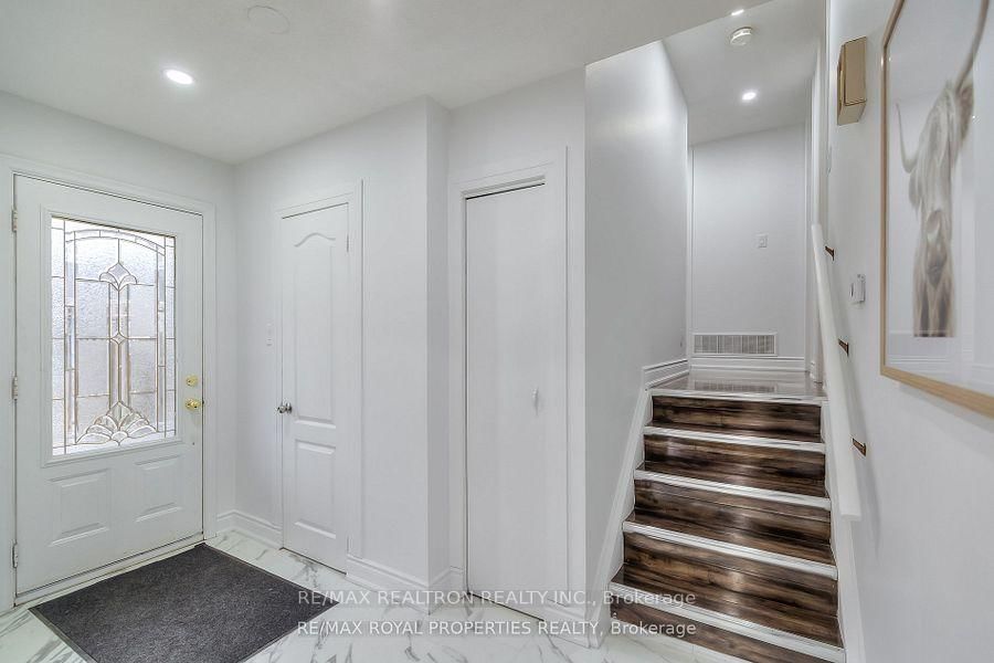 Detached House for sale at 802 Modlin Road, Pickering, Ontario, L1W 1V3 - Bay Ridges - MLS: E12867156