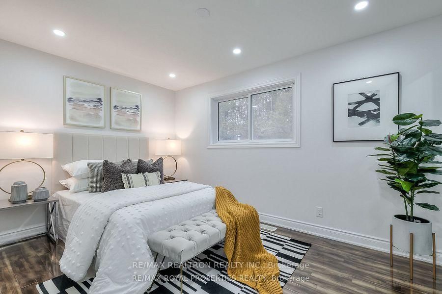 Detached House for sale at 802 Modlin Road, Pickering, Ontario, L1W 1V3 - Bay Ridges - MLS: E12867156