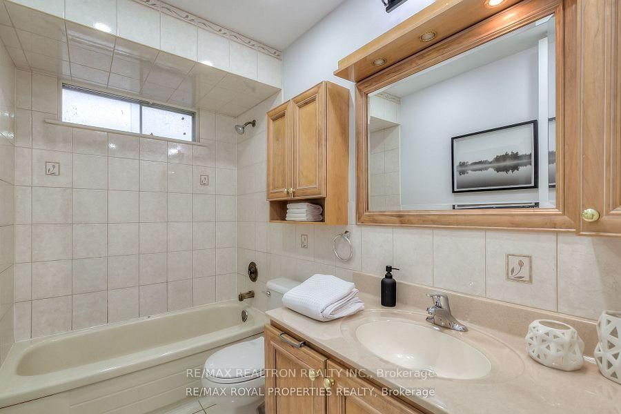 Detached House for sale at 802 Modlin Road, Pickering, Ontario, L1W 1V3 - Bay Ridges - MLS: E12867156