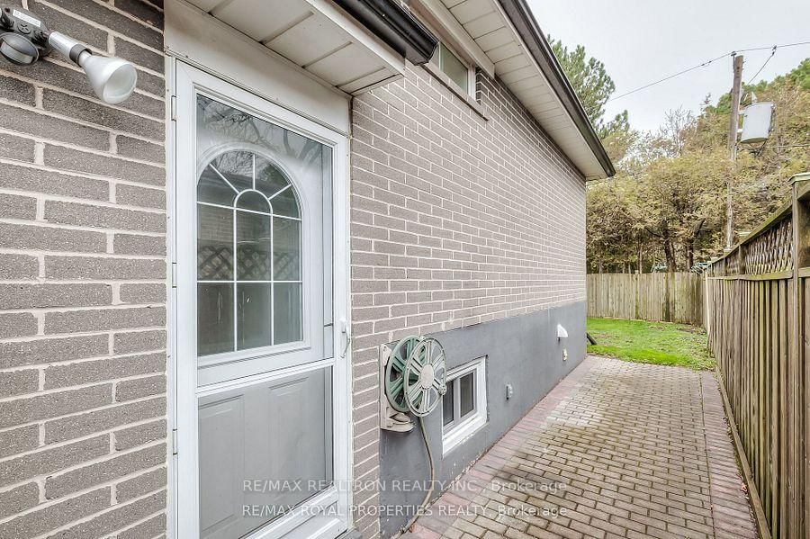 Detached House for sale at 802 Modlin Road, Pickering, Ontario, L1W 1V3 - Bay Ridges - MLS: E12867156