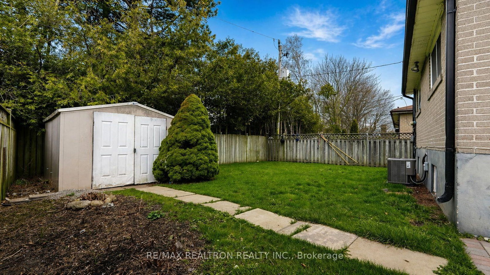 Detached House for sale at 802 Modlin Road, Pickering, Ontario, L1W 1V3 - Bay Ridges - MLS: E12867156