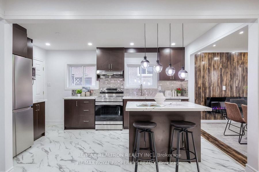 Detached House for sale at 802 Modlin Road, Pickering, Ontario, L1W 1V3 - Bay Ridges - MLS: E12867156