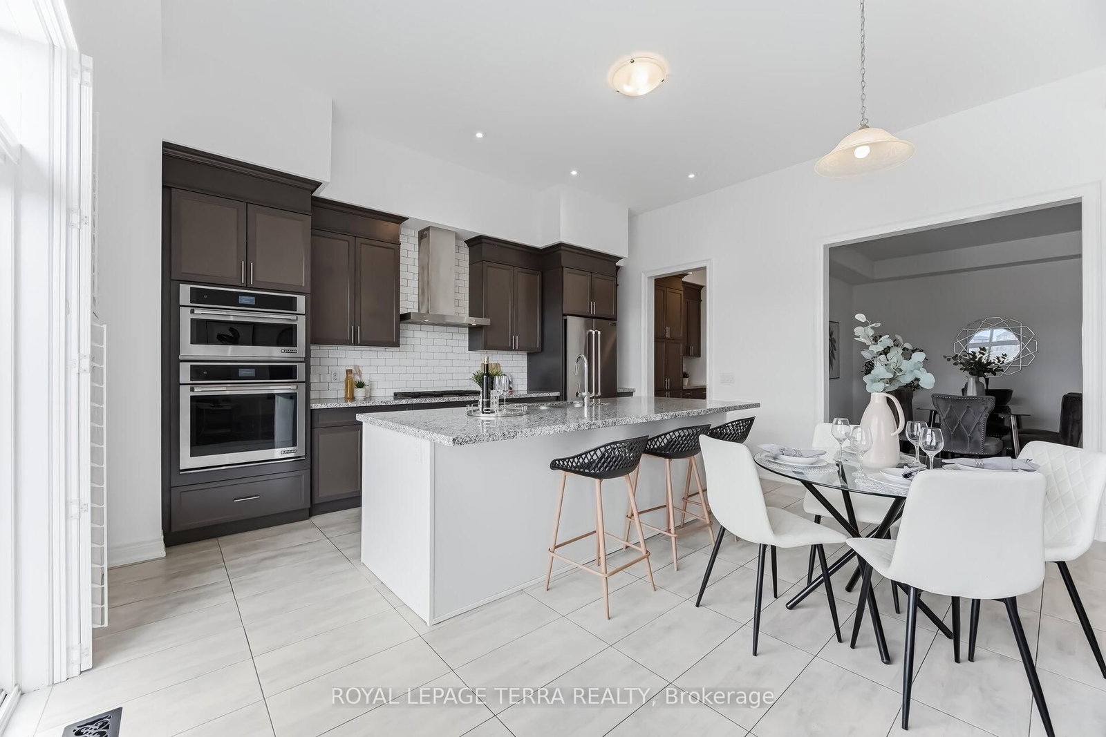 Detached House for sale at 11 Lockton Street, Whitby, Ontario, L1P 0E1 - Williamsburg - MLS: E12867714