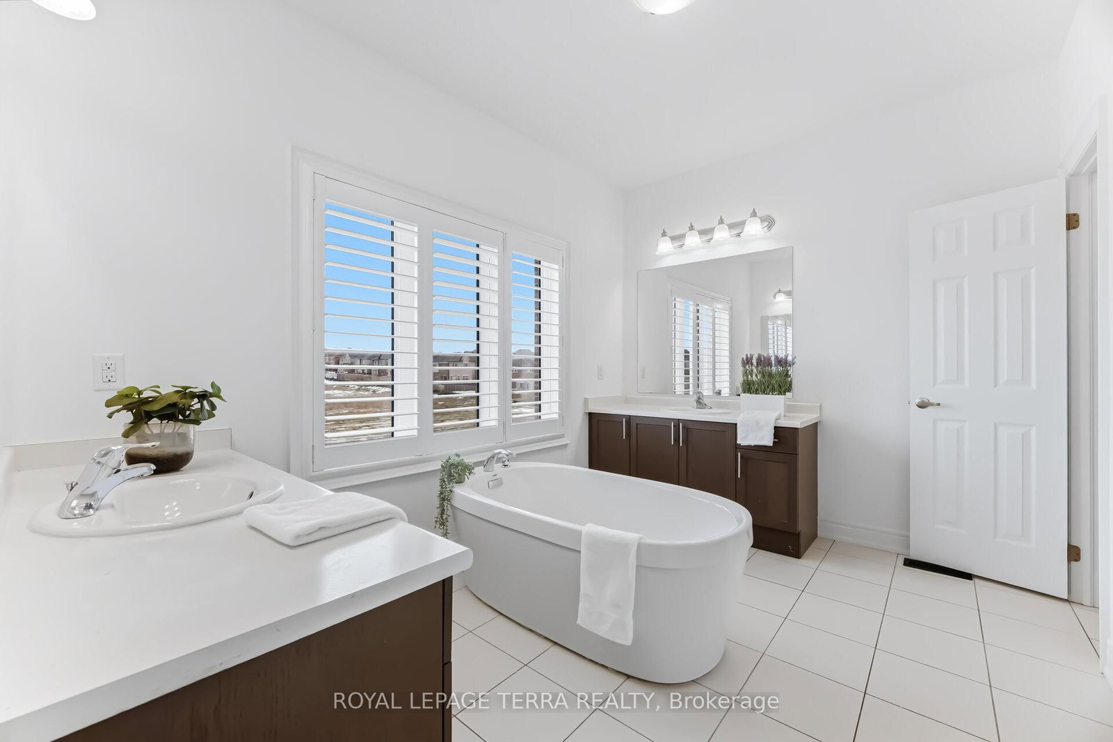 Detached House for sale at 11 Lockton Street, Whitby, Ontario, L1P 0E1 - Williamsburg - MLS: E12867714