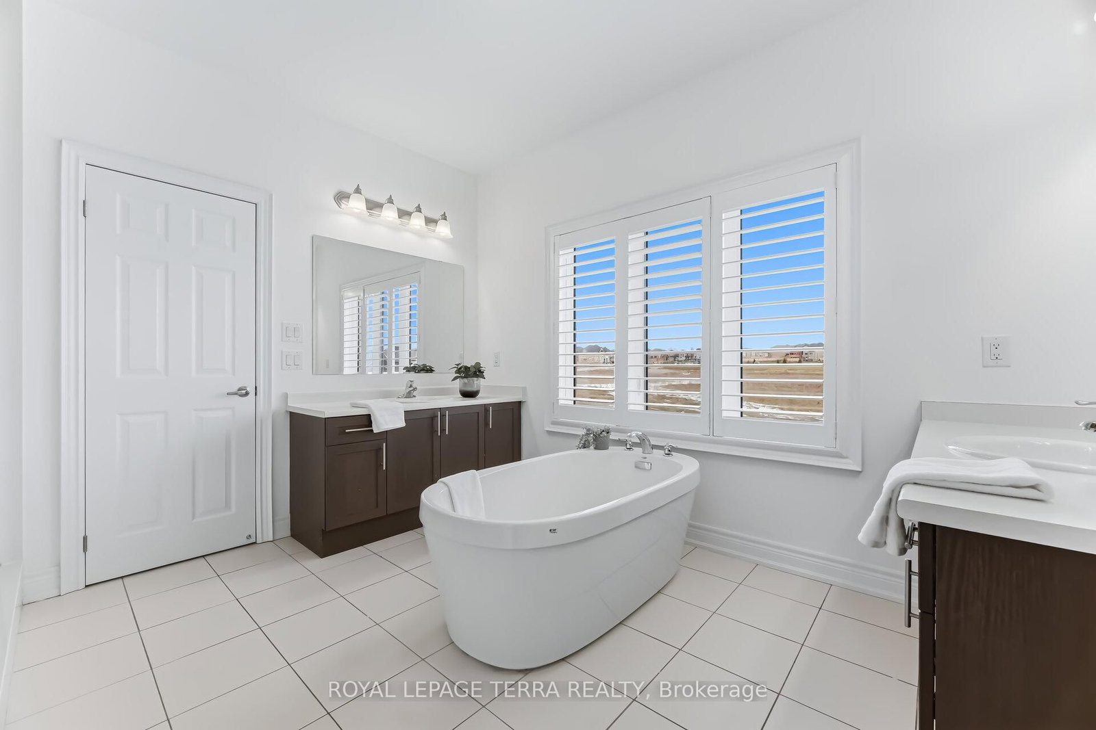 Detached House for sale at 11 Lockton Street, Whitby, Ontario, L1P 0E1 - Williamsburg - MLS: E12867714