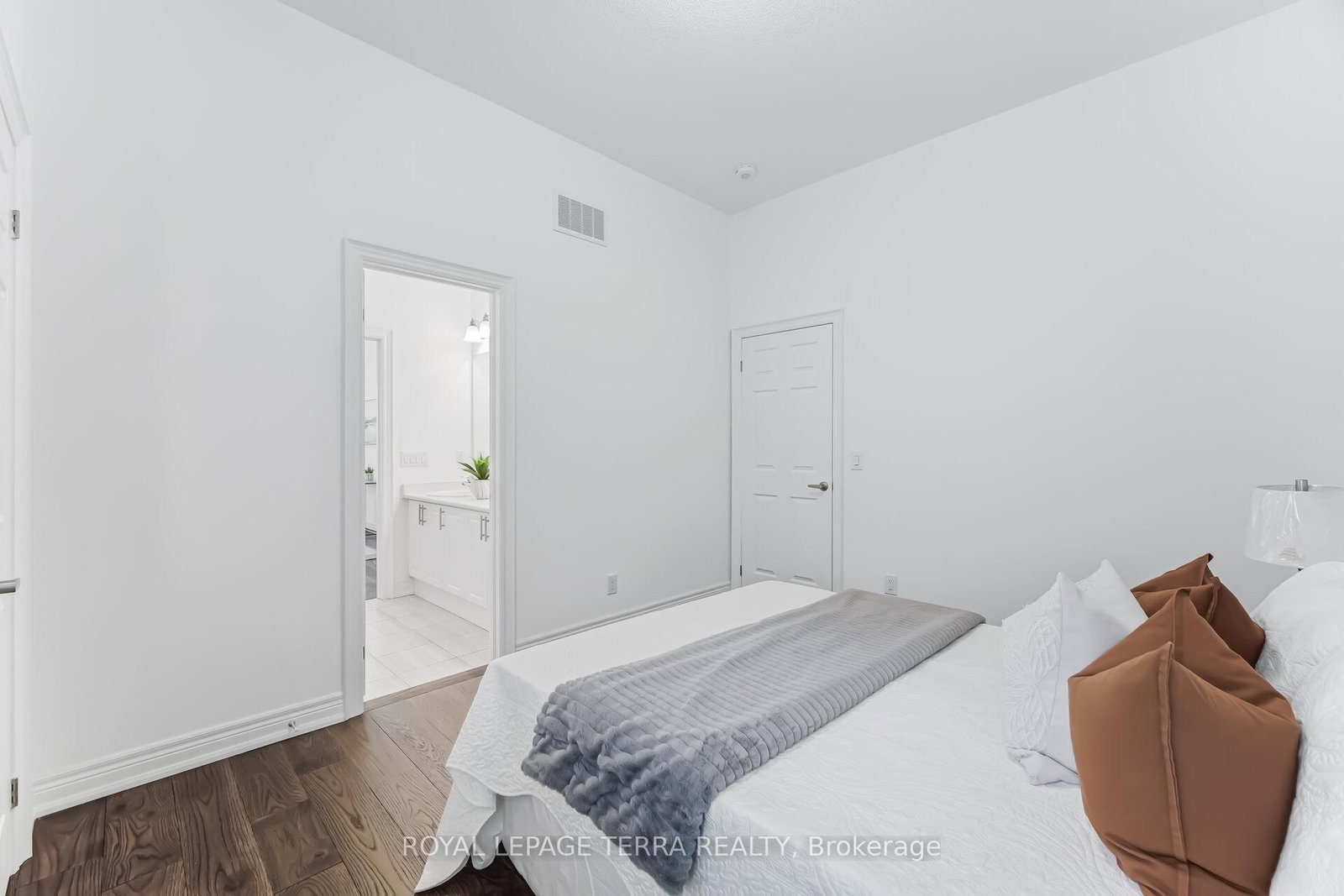 Detached House for sale at 11 Lockton Street, Whitby, Ontario, L1P 0E1 - Williamsburg - MLS: E12867714