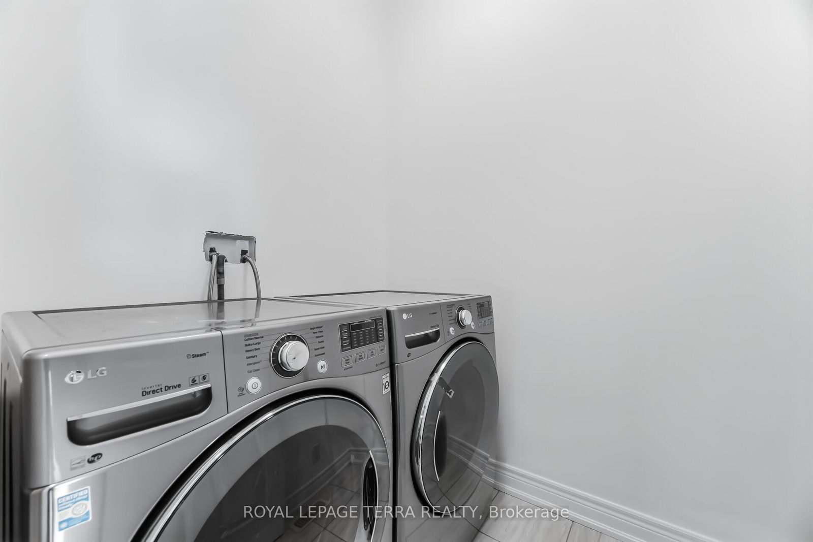 Detached House for sale at 11 Lockton Street, Whitby, Ontario, L1P 0E1 - Williamsburg - MLS: E12867714